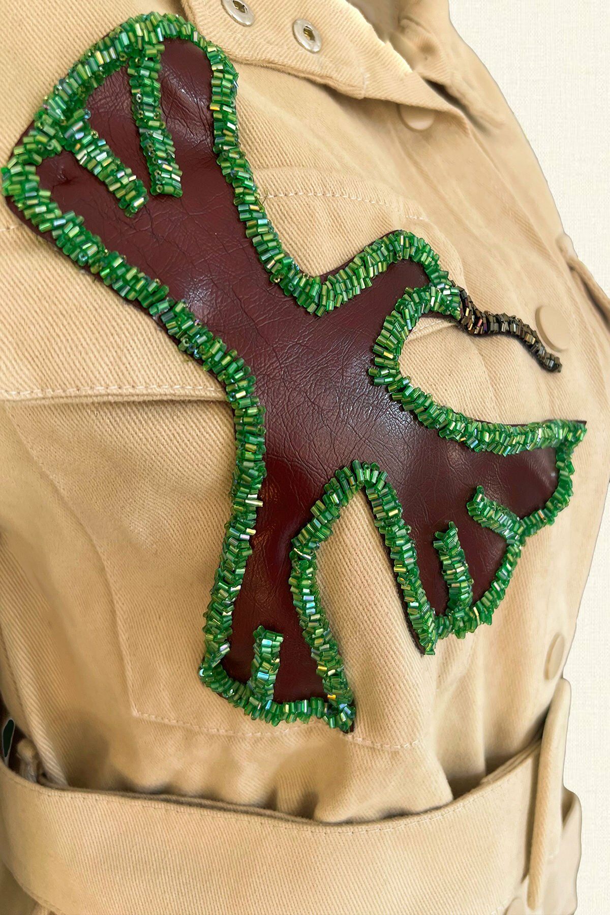 Bordo Deri Üzeri Yeşil Boncuk İşlemeli Kuş Figürlü Krem Renk Jean Ceket