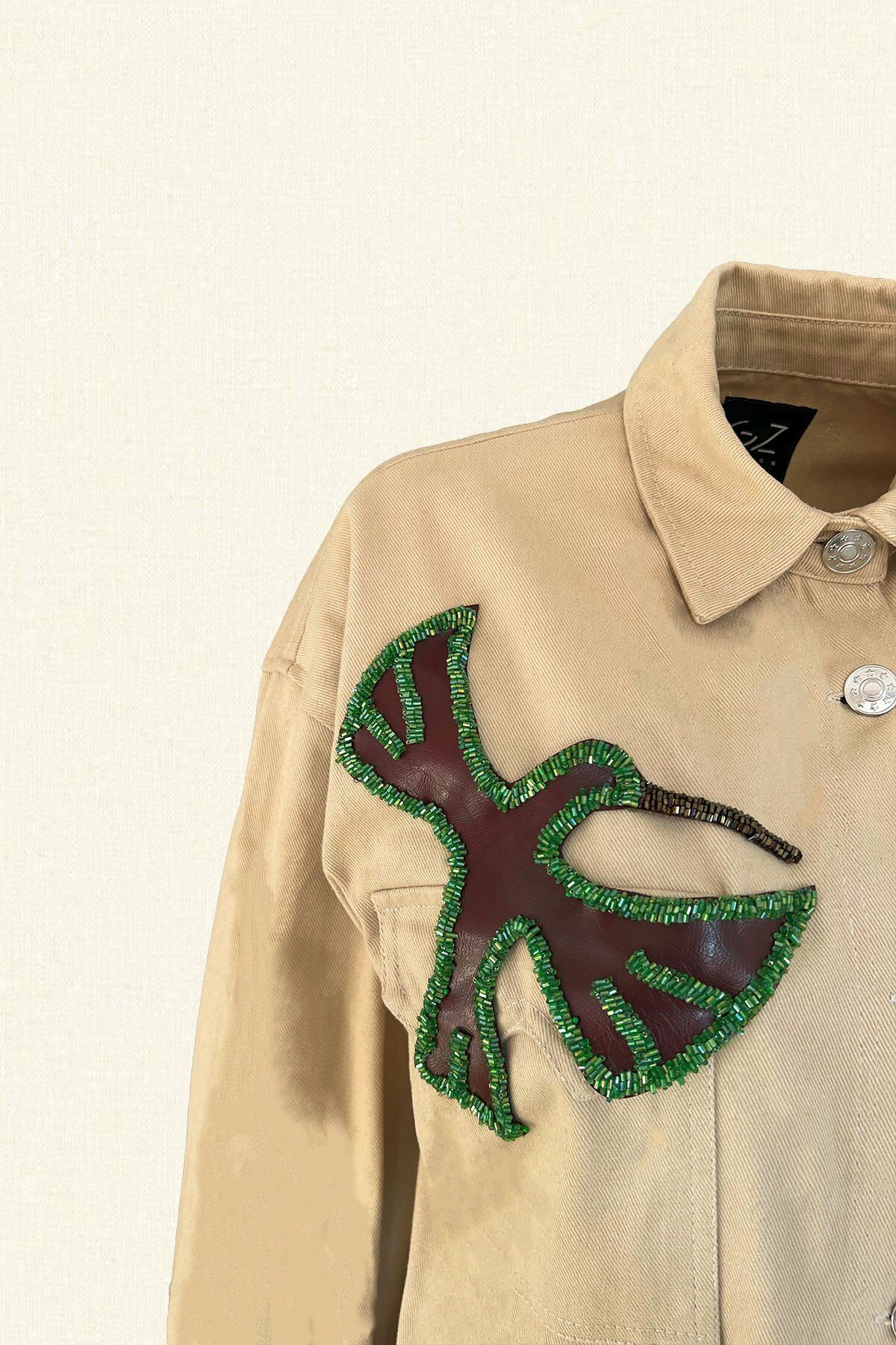 Bordo Deri Üzeri Yeşil Boncuk İşlemeli Kuş Figürlü Uzun Krem Renk Jean Ceket