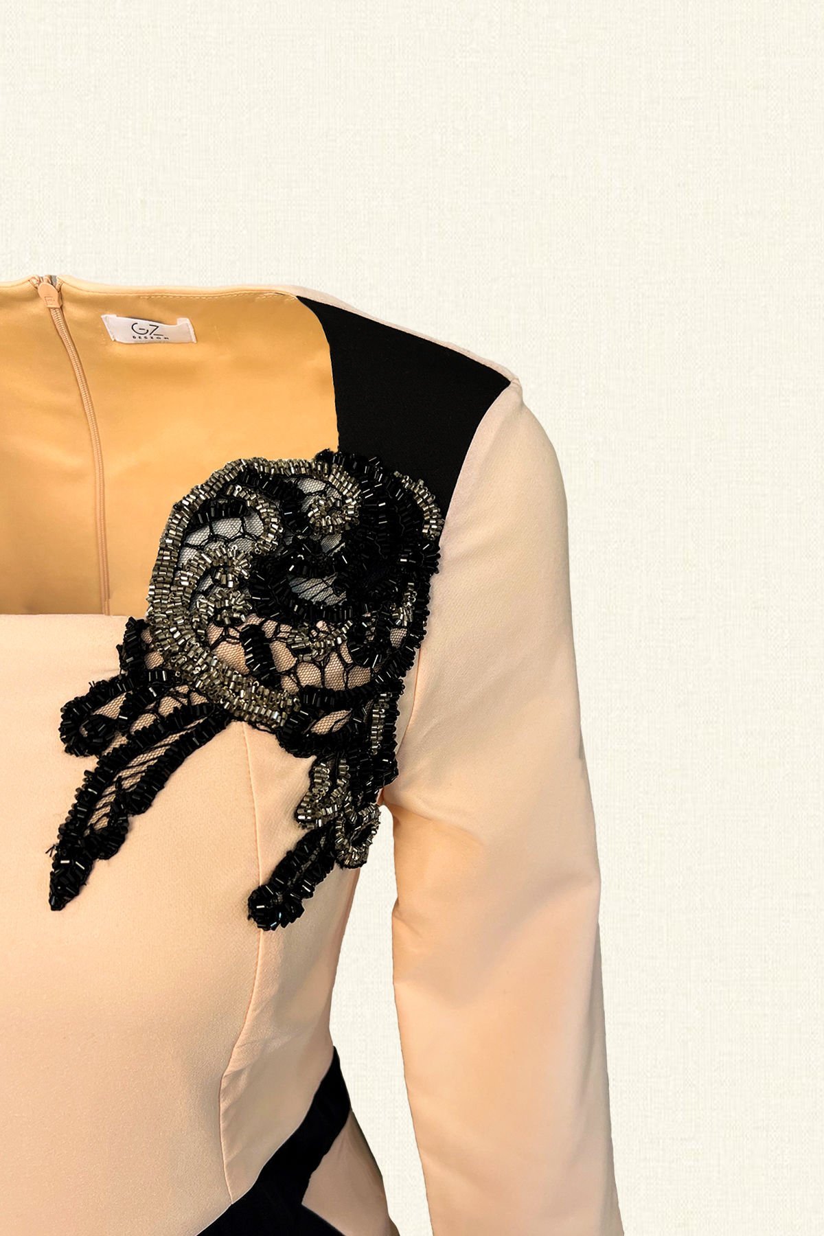 Boncuk İşlemeli Siyah Detaylı Somon Renk Kalem Elbise