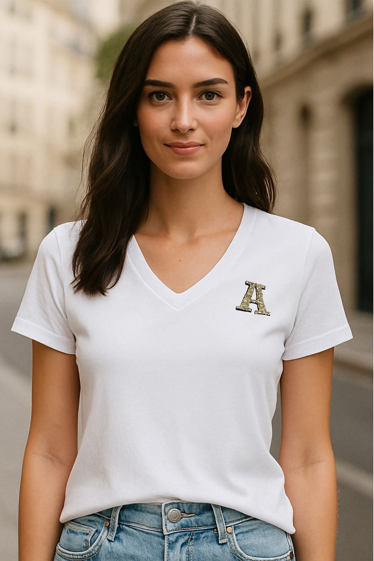Gümüş Harf İşlemeli  V-Yaka Beyaz Tişört