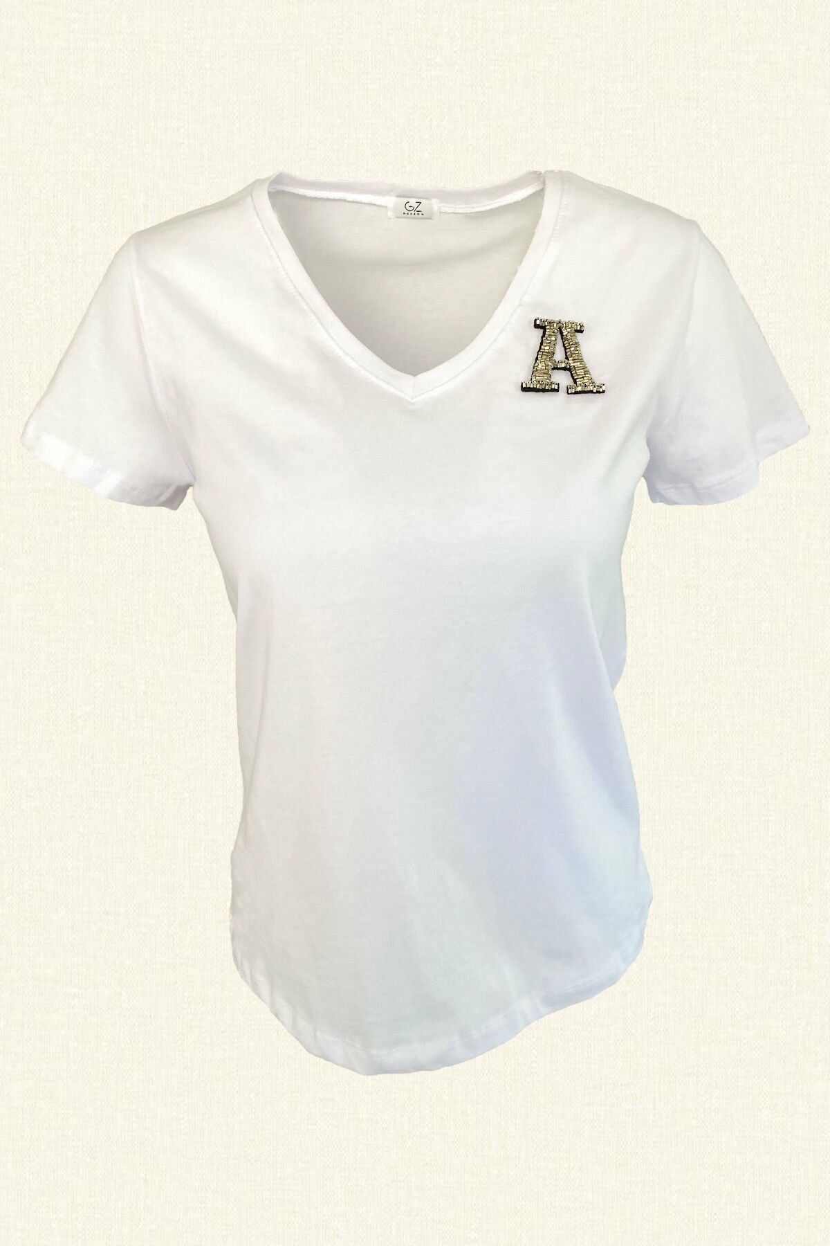 Gümüş Harf İşlemeli  V-Yaka Beyaz Tişört