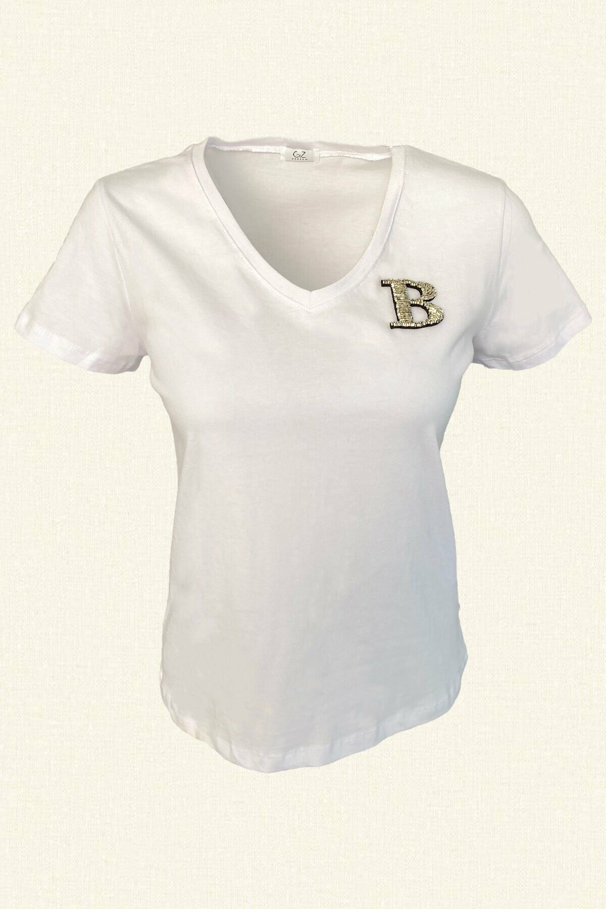 Gümüş Harf İşlemeli  V-Yaka Beyaz Tişört