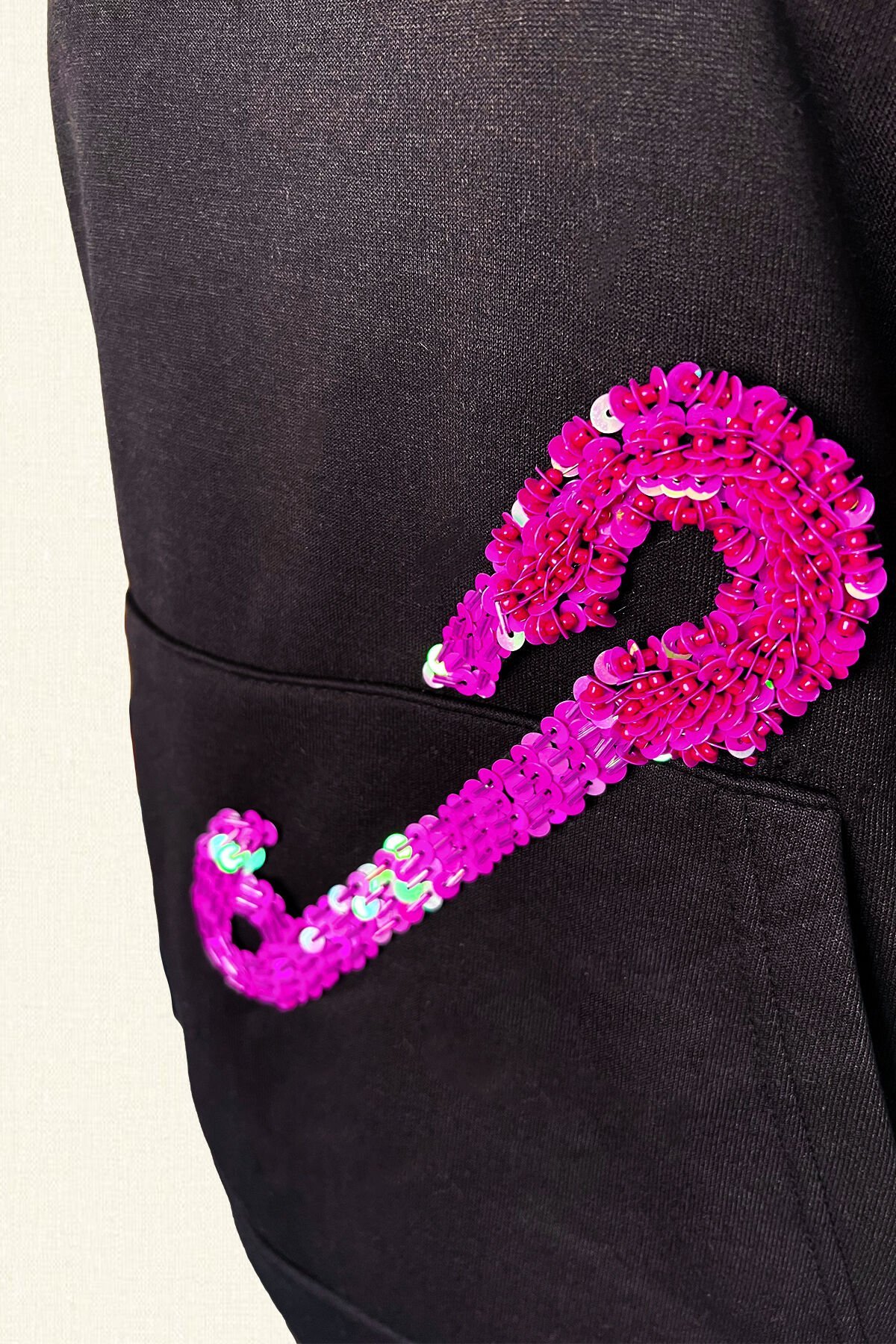 Pembe Çengelli İğne İşlemeli Siyah Renk Kapüşonlu Sweatshirt