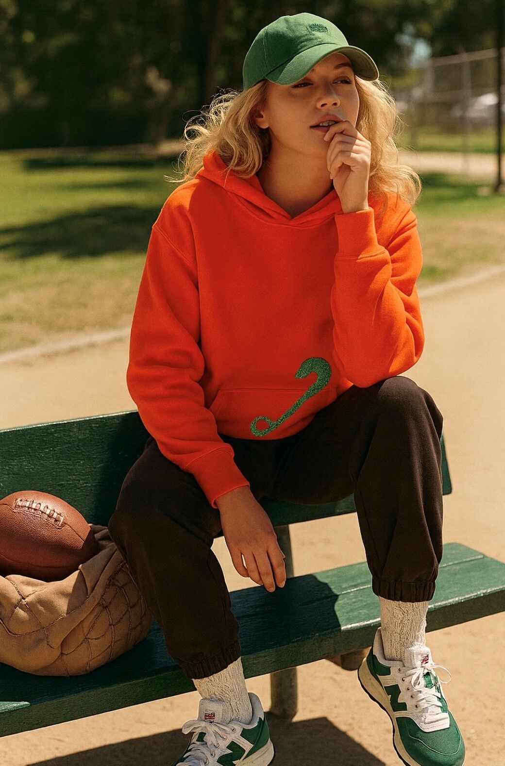 Yeşil Çengelli İğne İşlemeli Turuncu Renk Kapüşonlu Sweatshirt