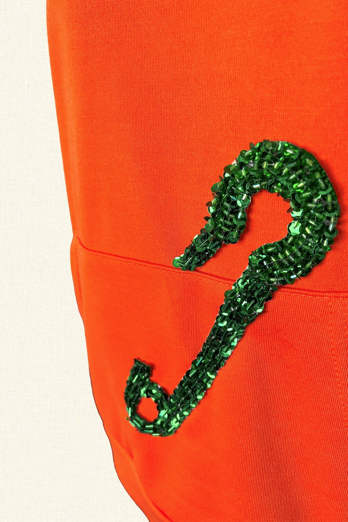 Yeşil Çengelli İğne İşlemeli Turuncu Renk Kapüşonlu Sweatshirt