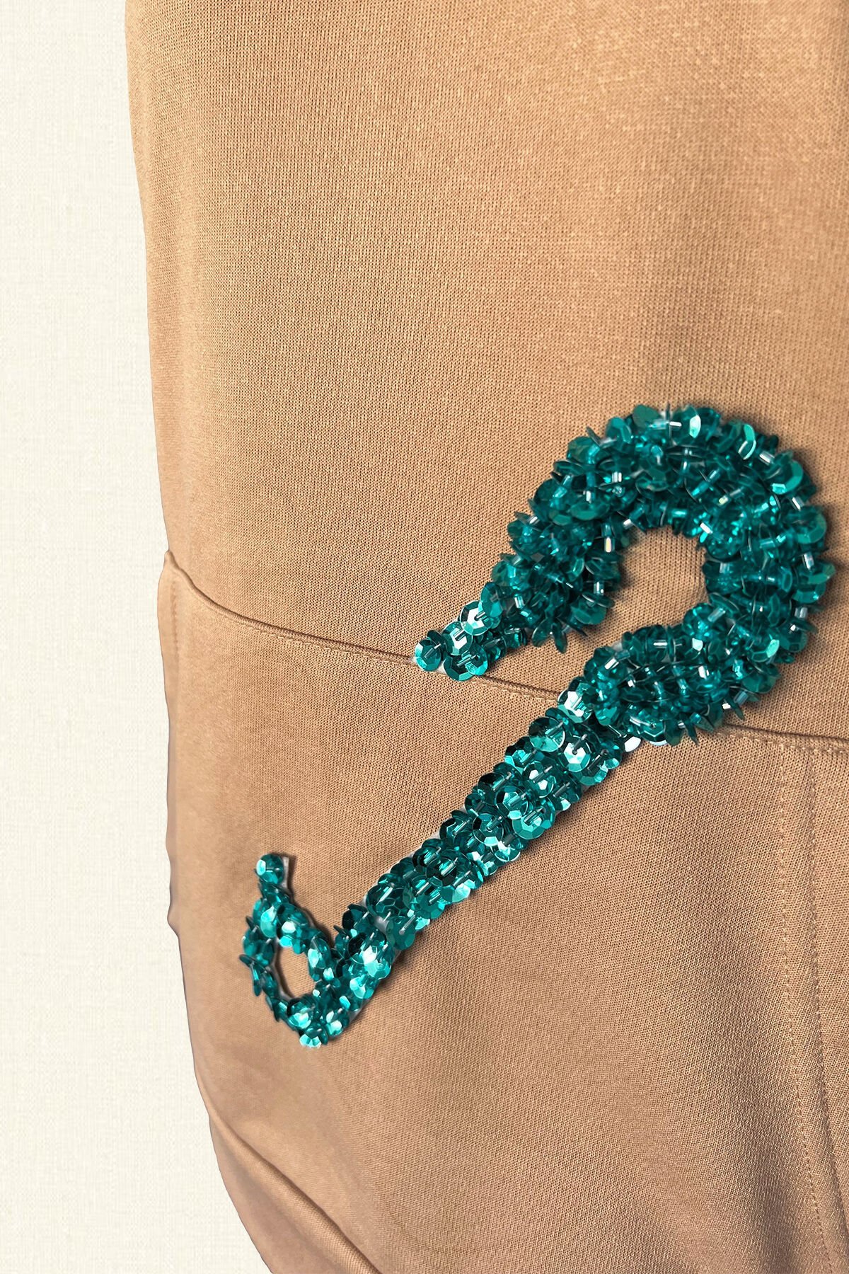 Mavi Çengelli İğne İşlemeli Krem Renk Kapüşonlu Sweatshirt