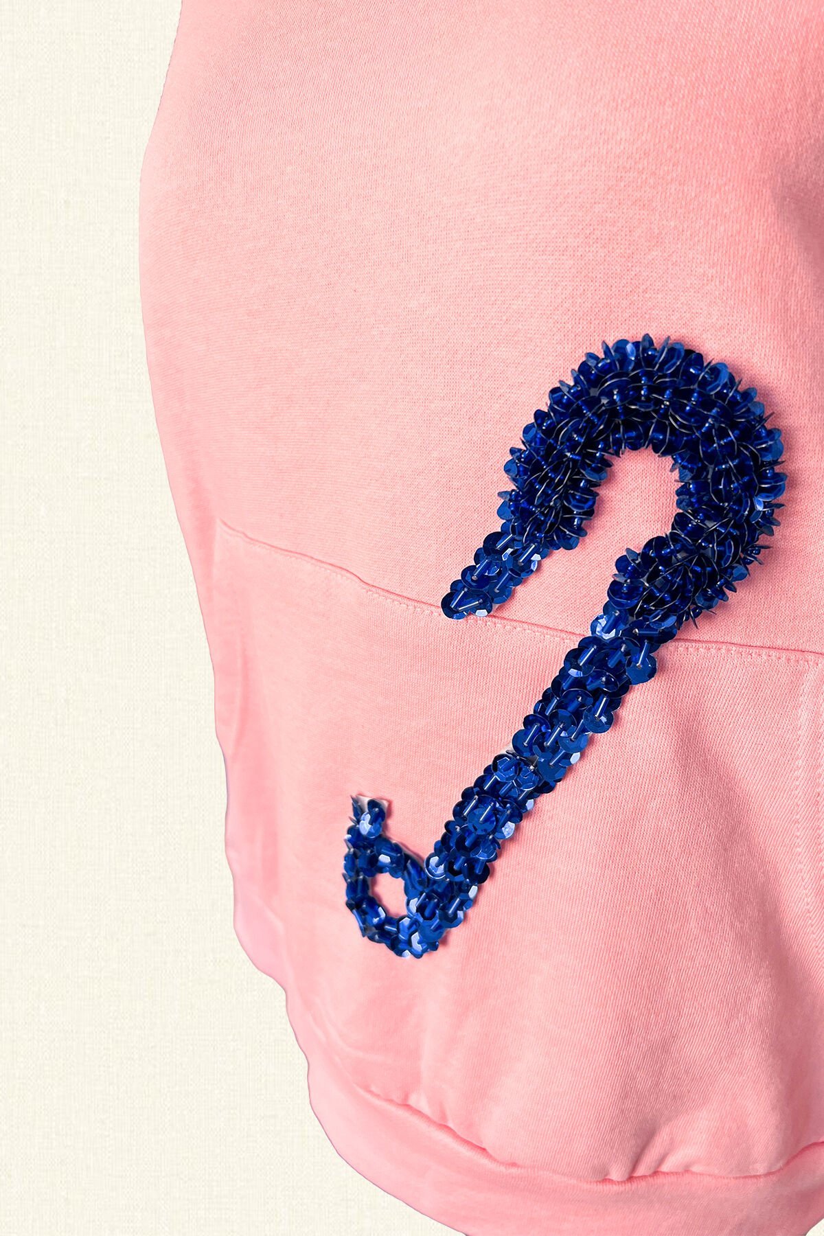 Lacivert Çengelli İğne İşlemeli Pembe Renk Kapüşonlu Sweatshirt