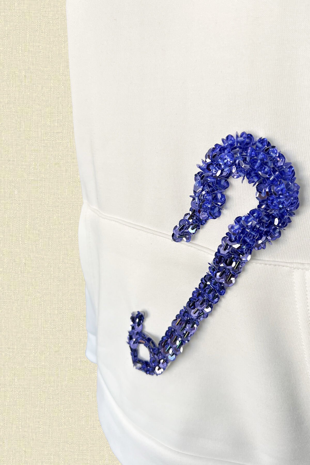 Lila Çengelli İğne İşlemeli Beyaz Renk Kapüşonlu Sweatshirt