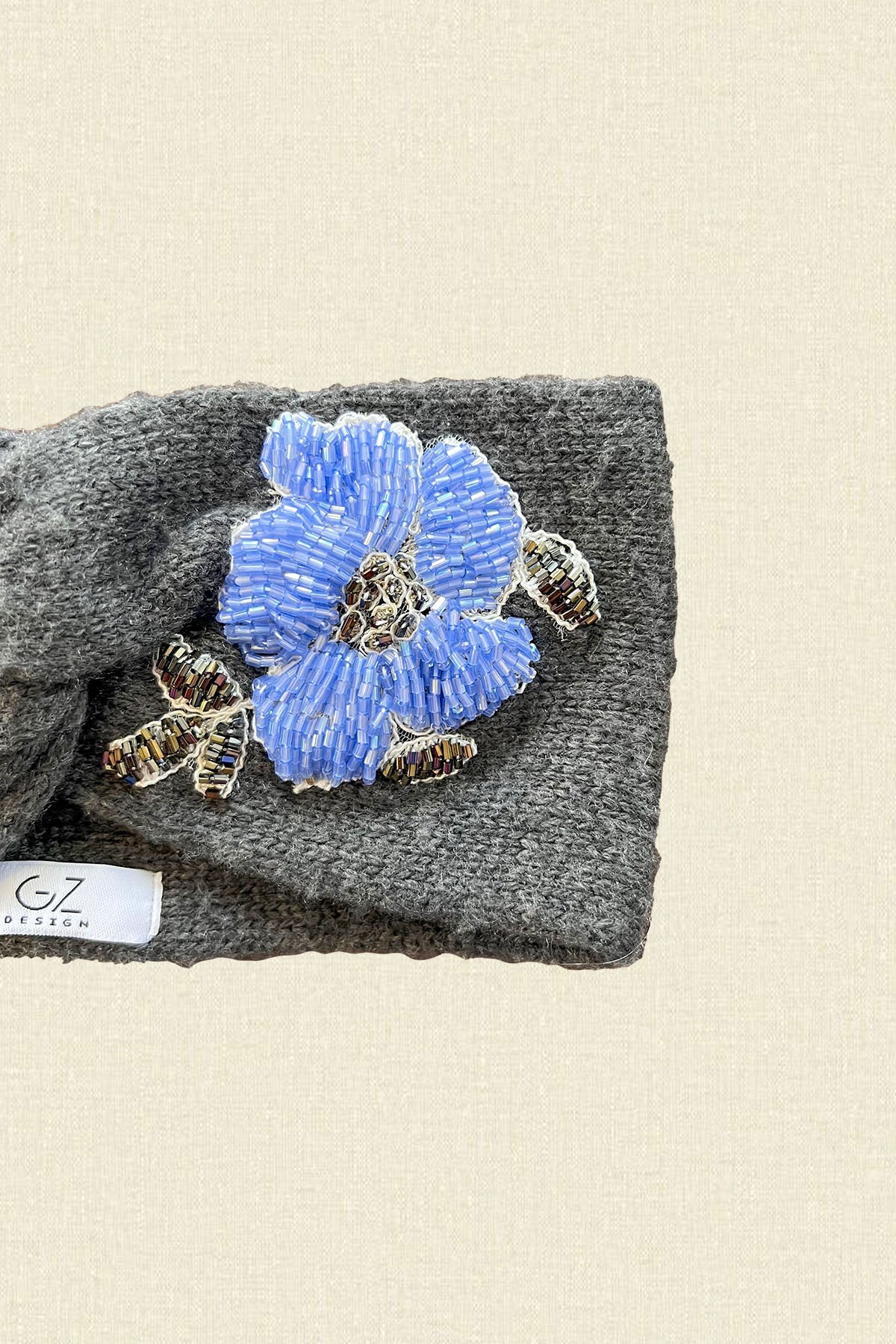 Lila Çiçek İşlemeli Gri Renk Örgü Saç Bandı