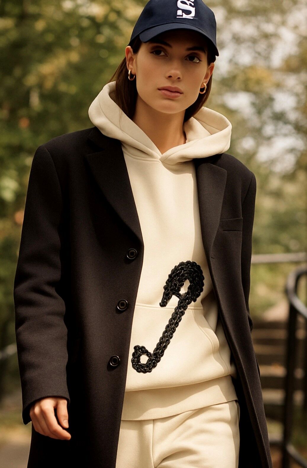 Siyah Çengelli İğne İşlemeli Beyaz Renk Kapüşonlu Sweatshirt