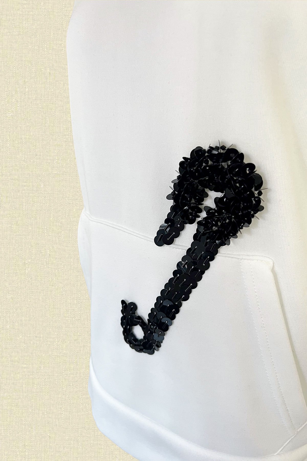 Siyah Çengelli İğne İşlemeli Beyaz Renk Kapüşonlu Sweatshirt