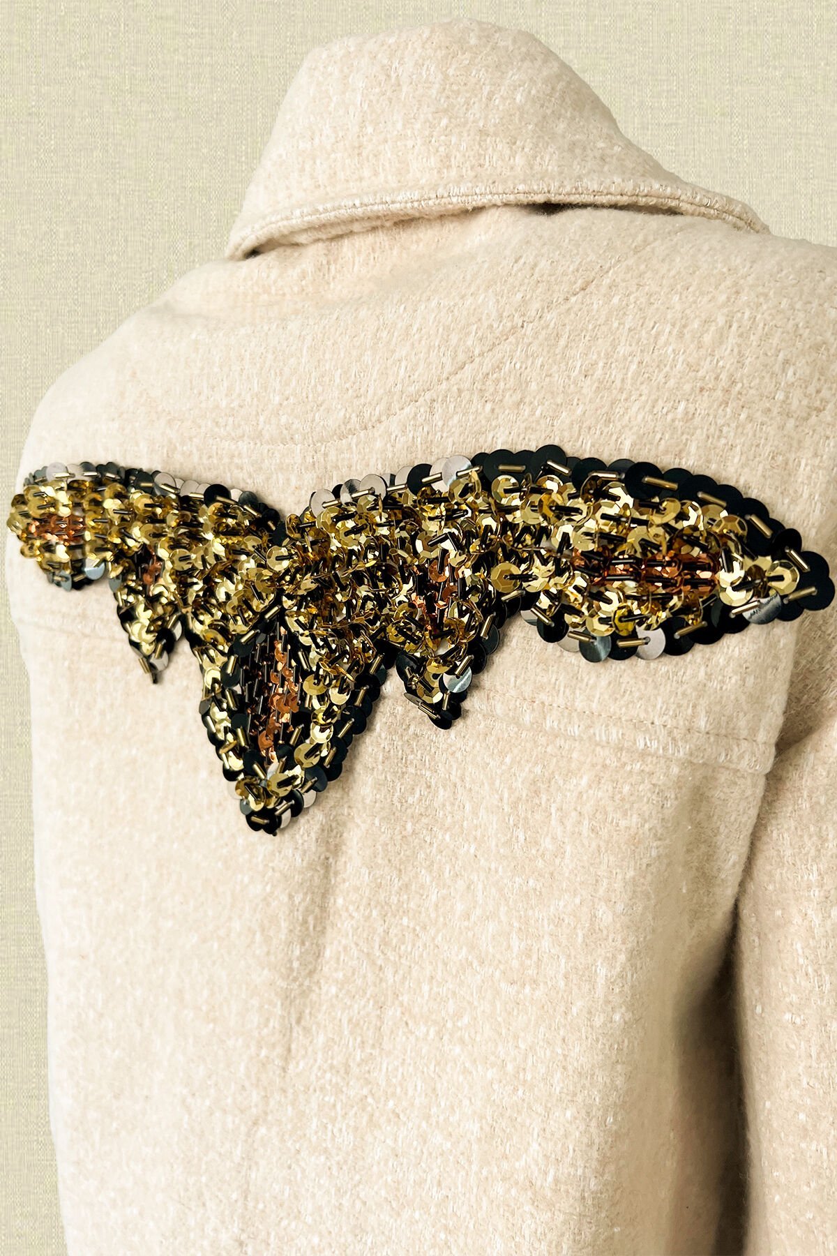 Sırtı Pul İşlemeli Krem Renk Yünlü Kaşe Ceket