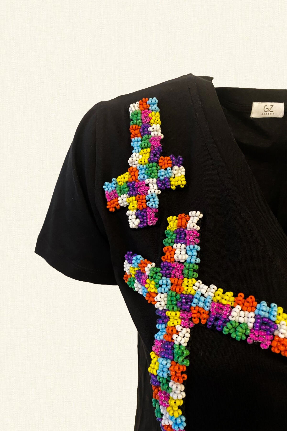 Renkli Boncuk İşlemeli X Desenli V Yaka Siyah Tişört