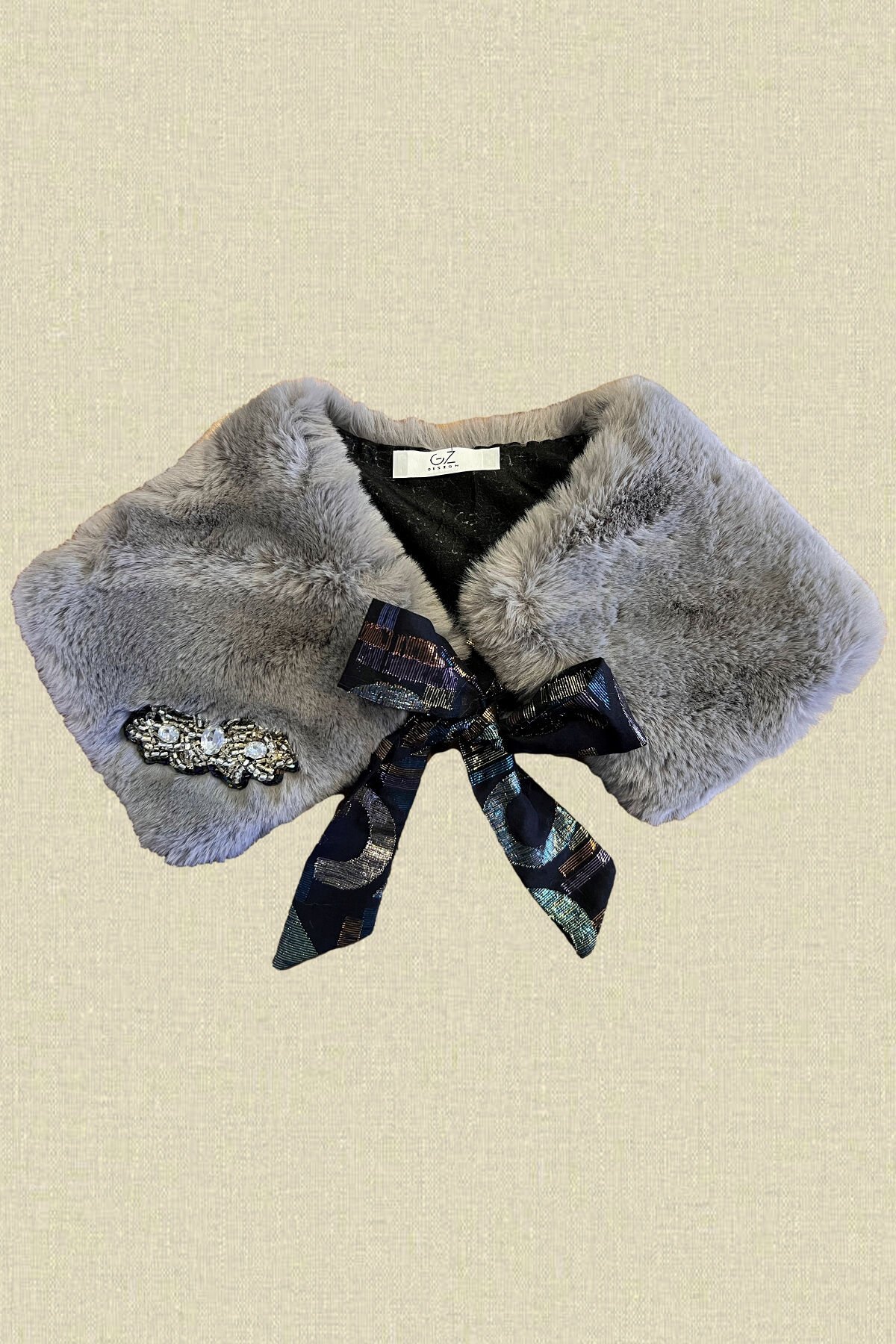 Boncuk İşleme Detaylı Gri Kürk Yaka