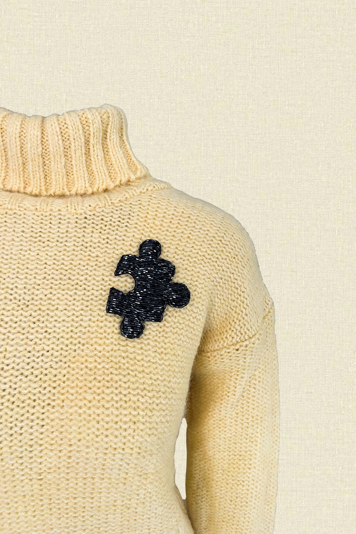 Puzzle İşlemeli Boğazlı Sarı Renk Kazak