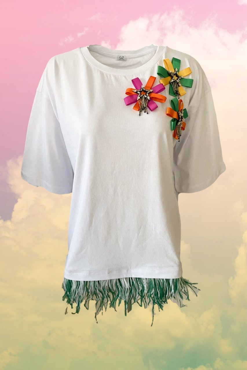 Yıldız İşlemeli Renkli Kurdele Detaylı Beyaz Oversize Tişört