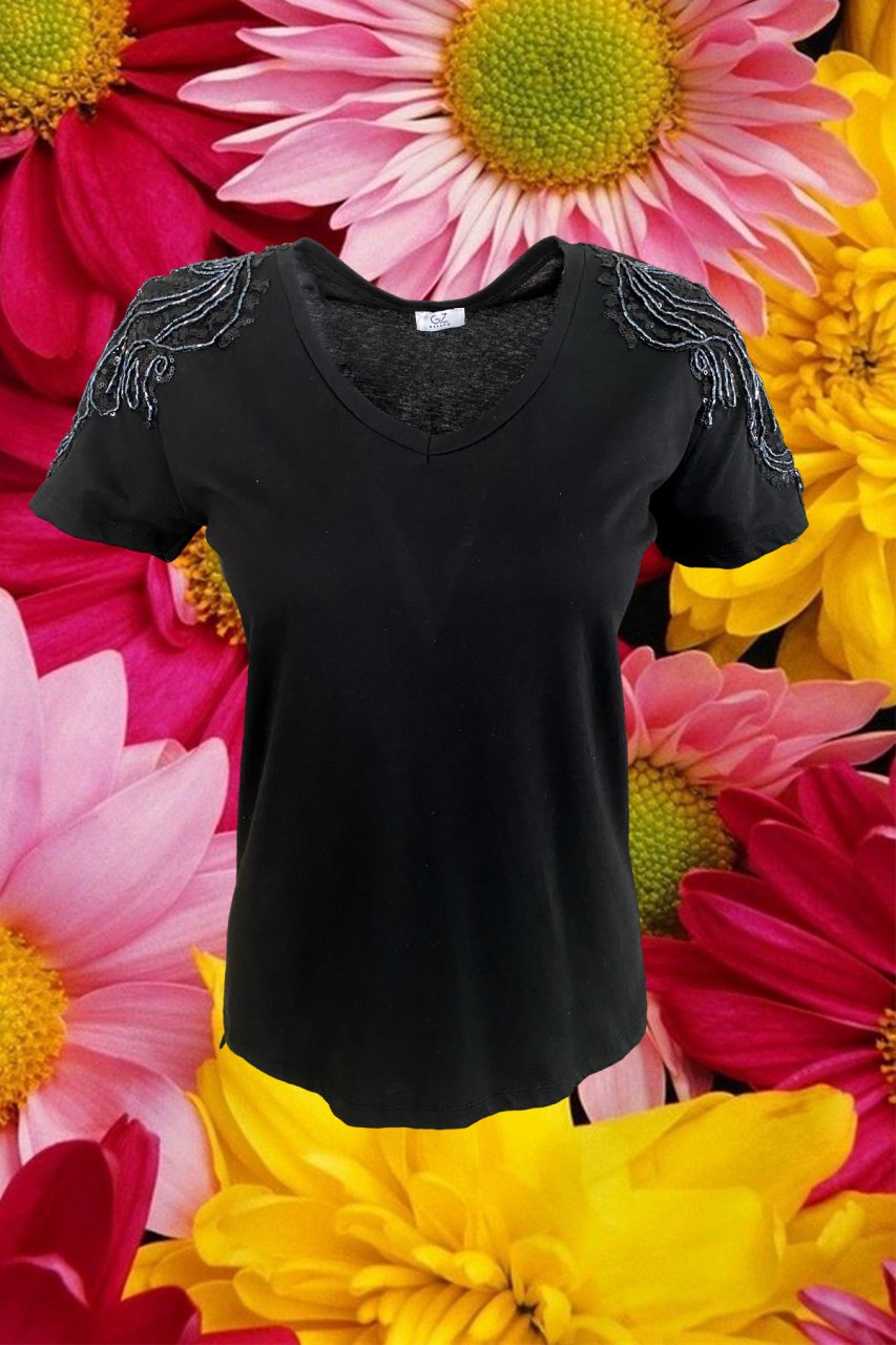 Omuzları Boncuk İşlemeli Siyah V-Yaka Tişört