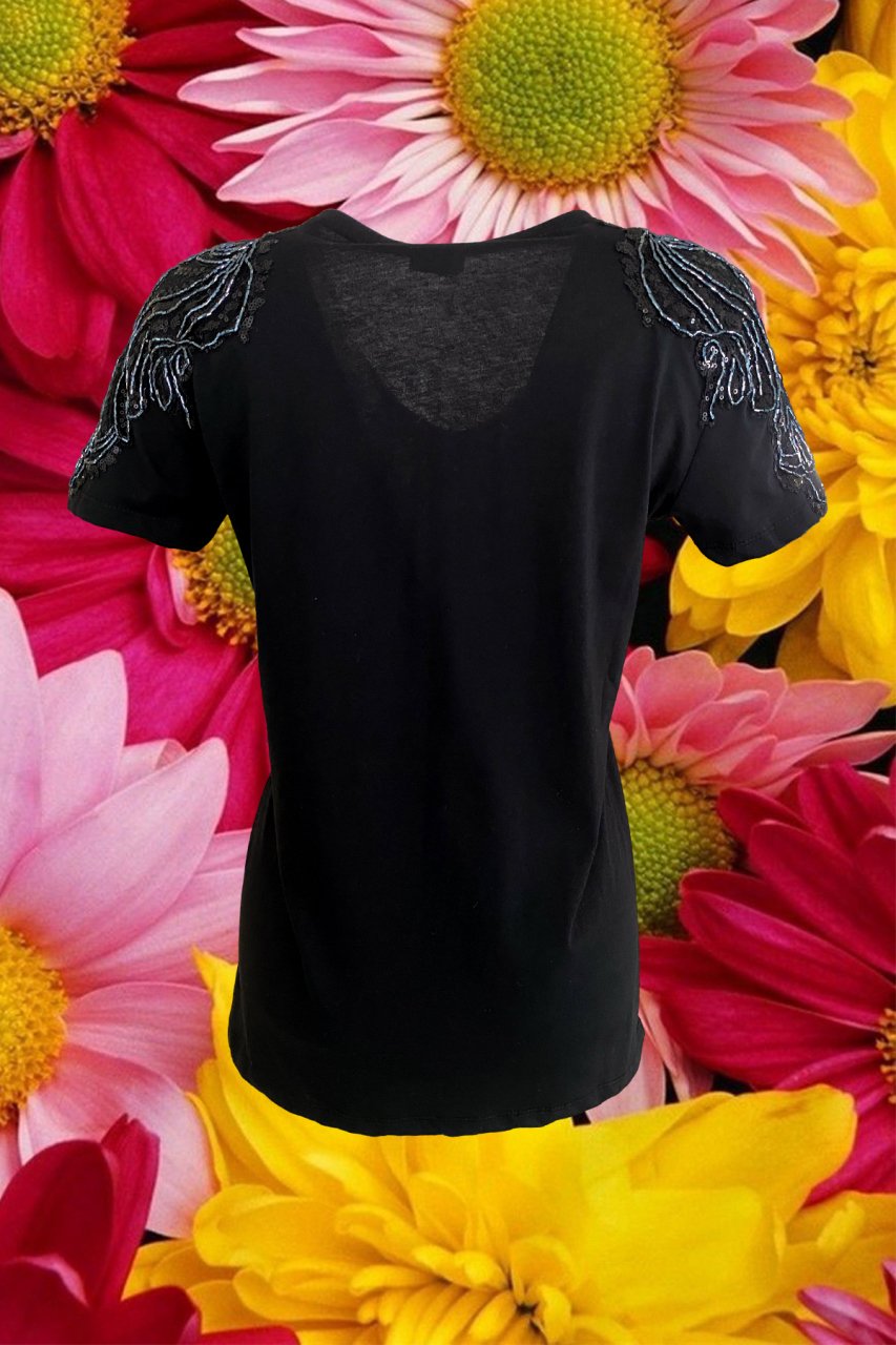 Omuzları Boncuk İşlemeli Siyah V-Yaka Tişört