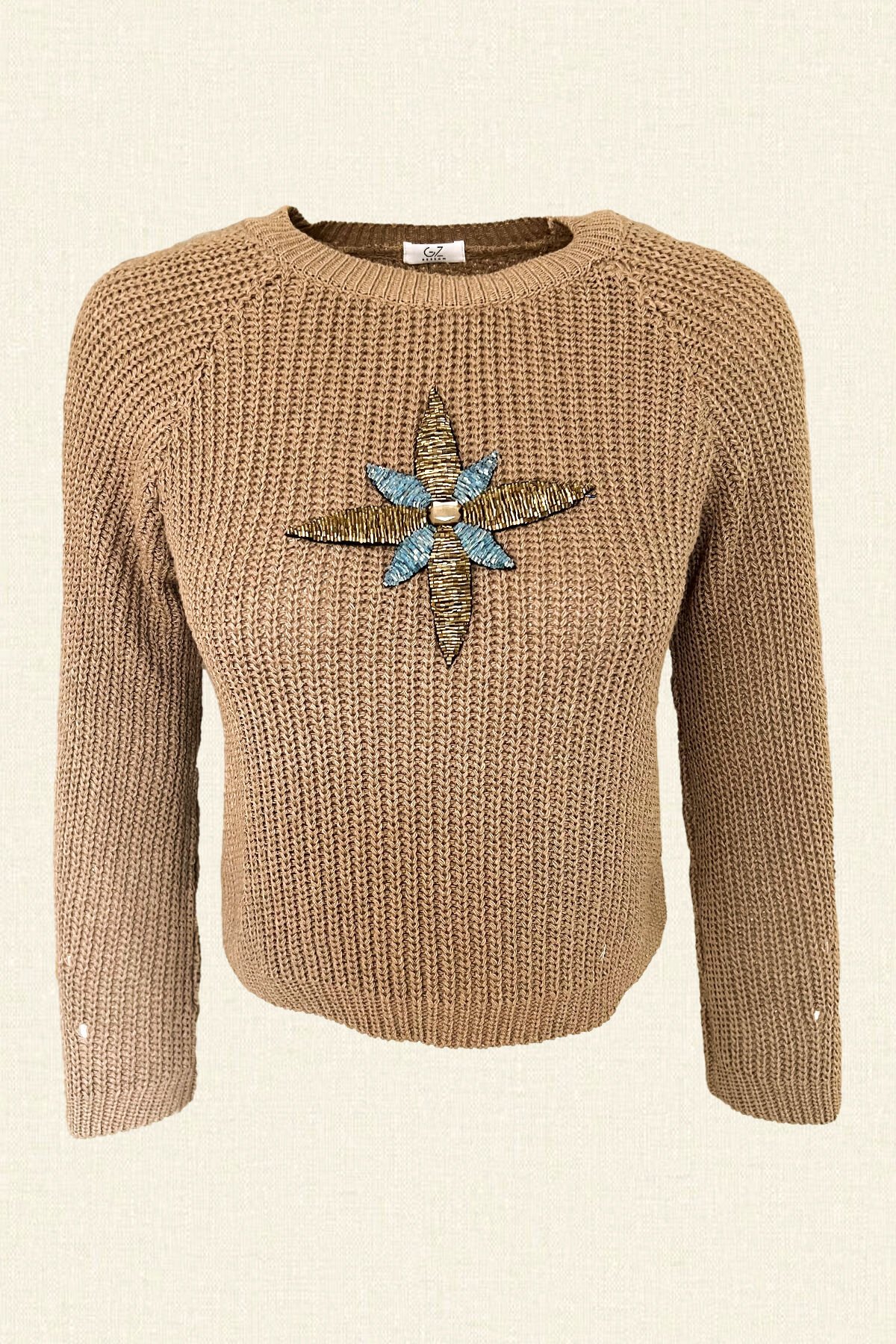 Mavi İşlemeli Krem Triko Kazak