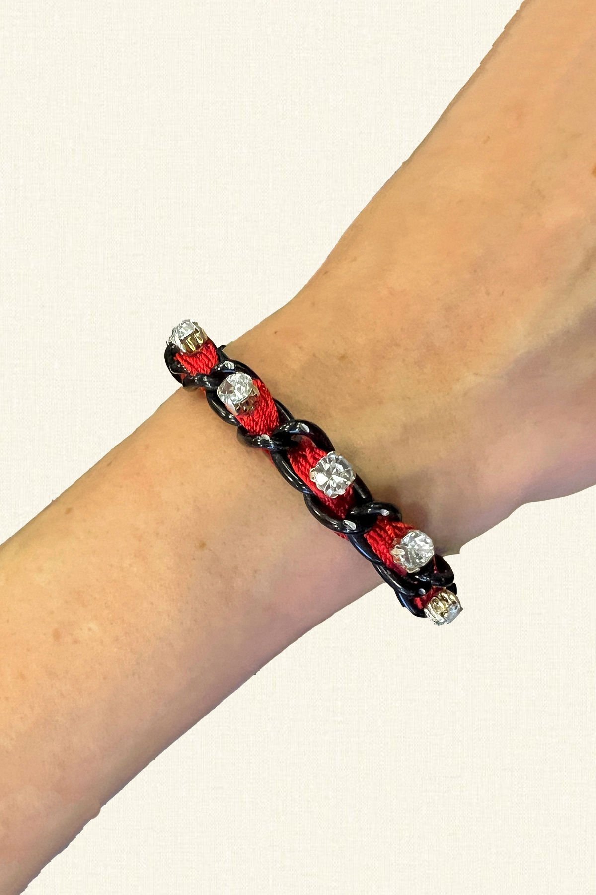Kristal Taş ve Siyah Zincir Detaylı Kırmızı Bileklik