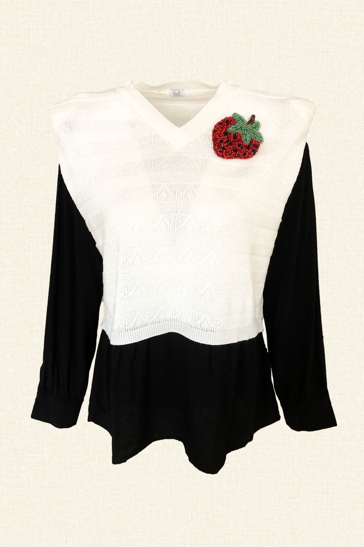 Çilek İşlemeli Siyah Gömlek Detaylı Beyaz Triko Kazak