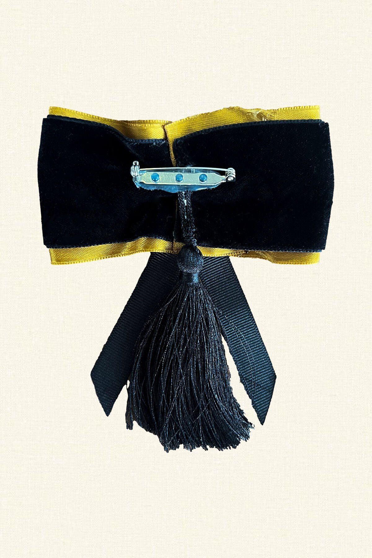 Seramik Kaftan Detaylı Siyah Kadife Broş