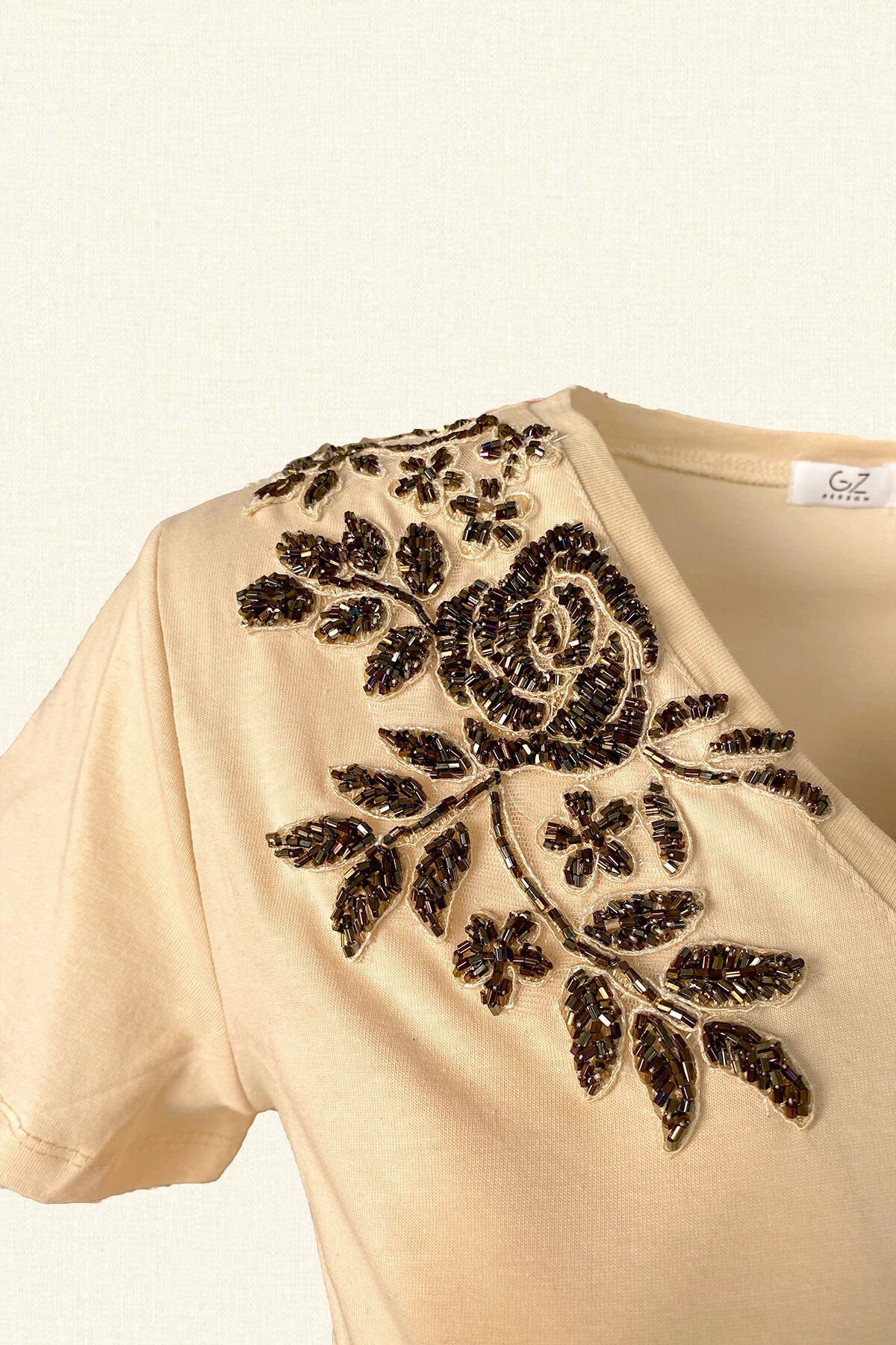 Bakır Çiçek İşlemeli Krem V Yaka Tişört