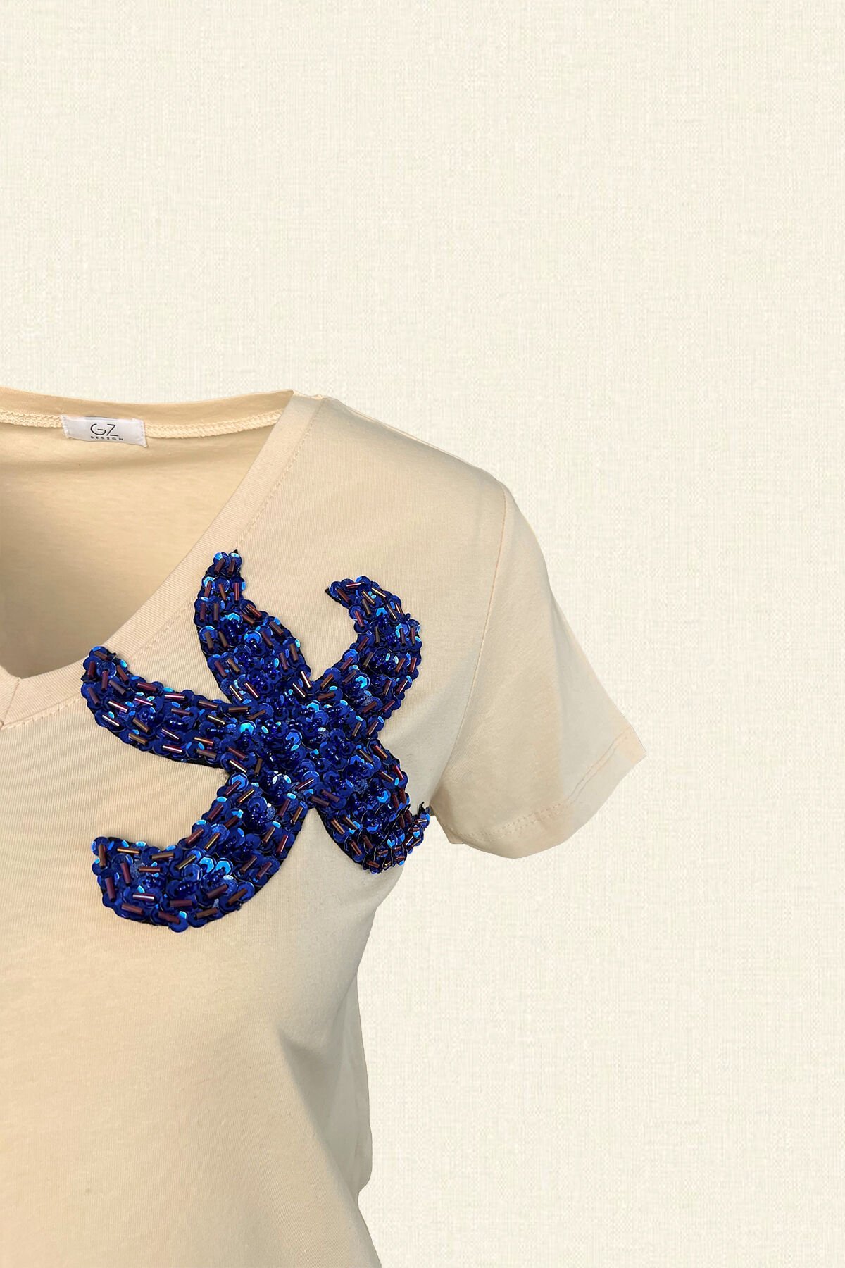 Mavi Denizyıldızı İşlemeli Krem Renk V-Yaka Tişört