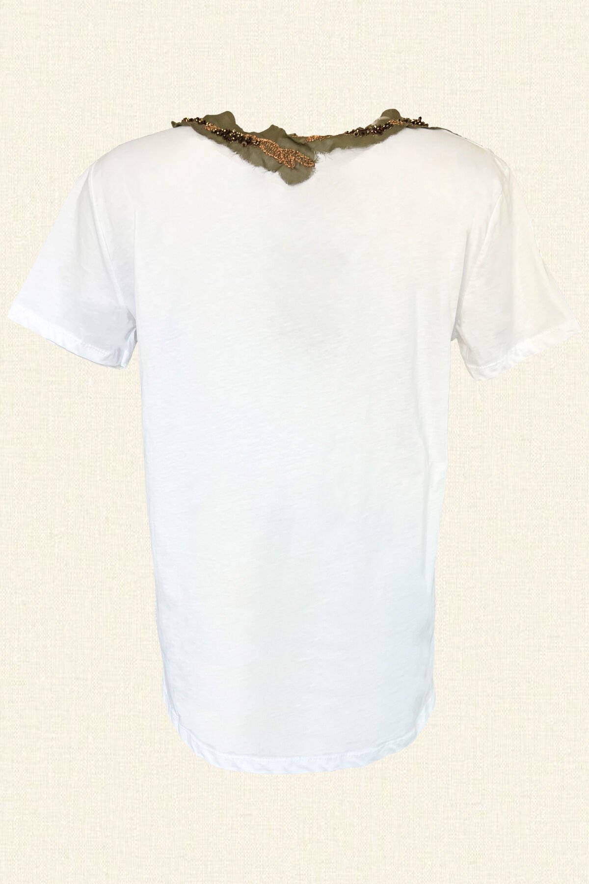 Yeşil Tül Üzeri Boncuk İşlemeli V-Yaka Basic Beyaz Tişört