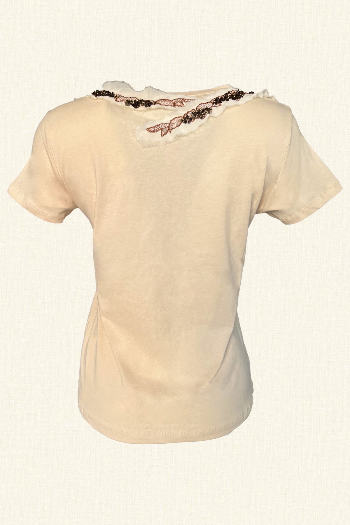 Beyaz Tül Üzeri Boncuk İşlemeli Krem V-Yaka Tişört