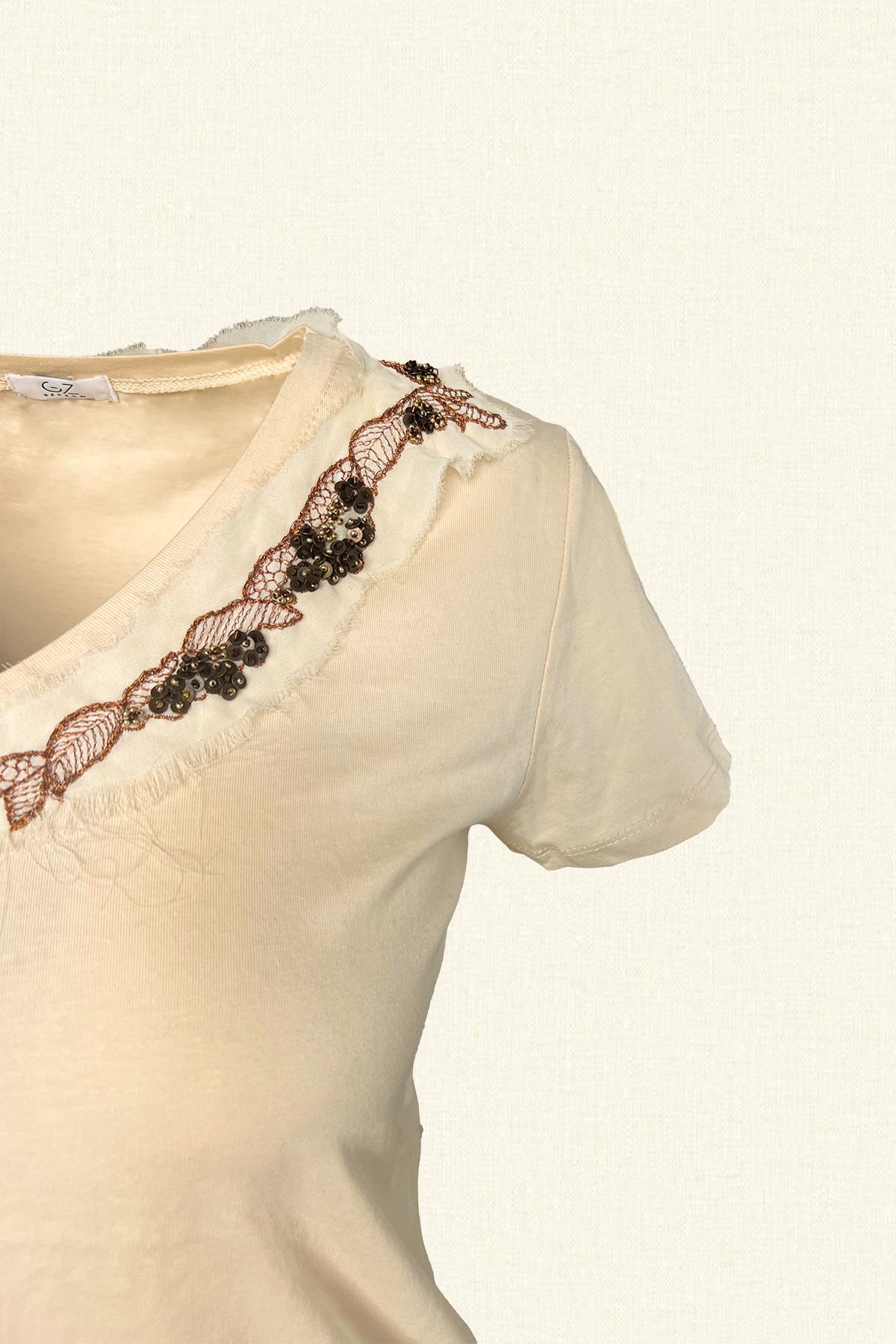 Beyaz Tül Üzeri Boncuk İşlemeli Krem V-Yaka Tişört